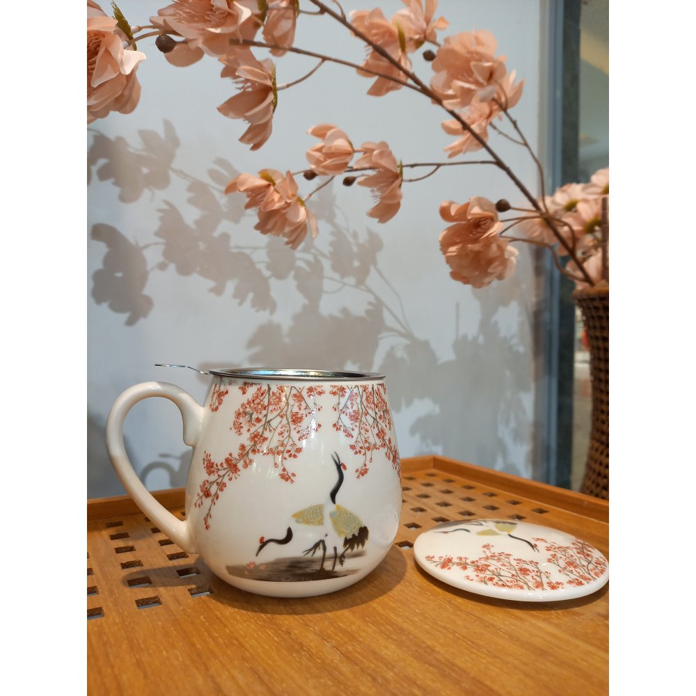 Cana cu Infuzor si capac "Sakura si Un Cocor" Cana cu Infuzor si capac "Sakura si Un Cocor"